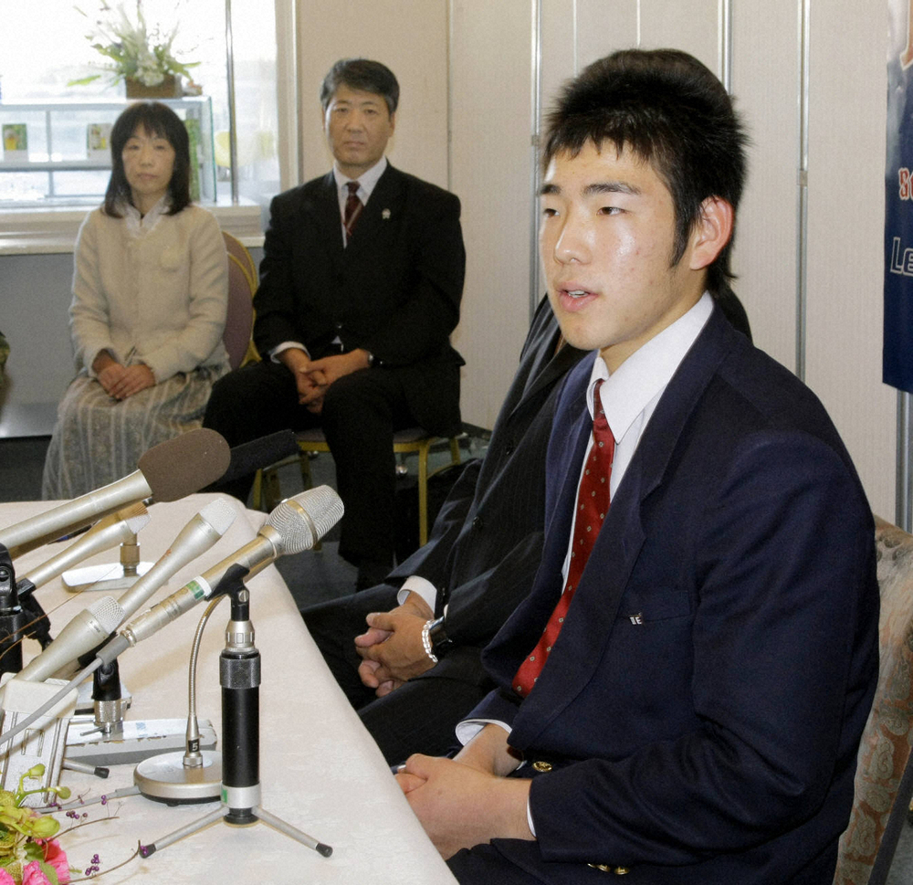 2009年、西武に入団が決まり、父雄治さんと母加寿子さん（奥）の前で記者会見する雄星