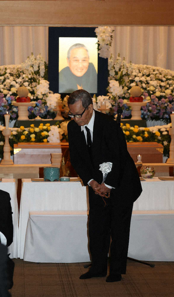 【画像・写真】近藤昭仁氏告別式　200人が別れ　同郷先輩の中西太氏弔辞