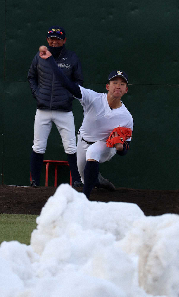 【画像・写真】札幌大谷が練習再開　西原ブルペンで立ち投げ30球