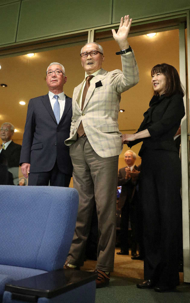 ＜巨・神＞昨年6月以来298日ぶりに東京ドームを訪れた長嶋茂雄・巨人軍終身名誉監督。テラスからファンに手を振る。右は娘の三奈さん（読売巨人軍提供）