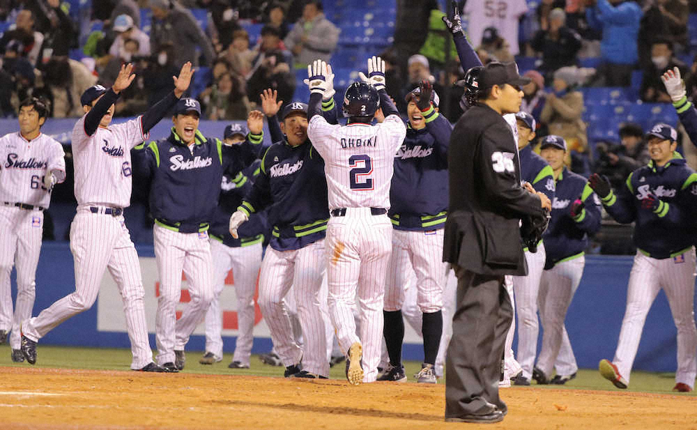 【画像・写真】ヤクルト雄平同点3ラン　9回サヨナラ四球で3連勝