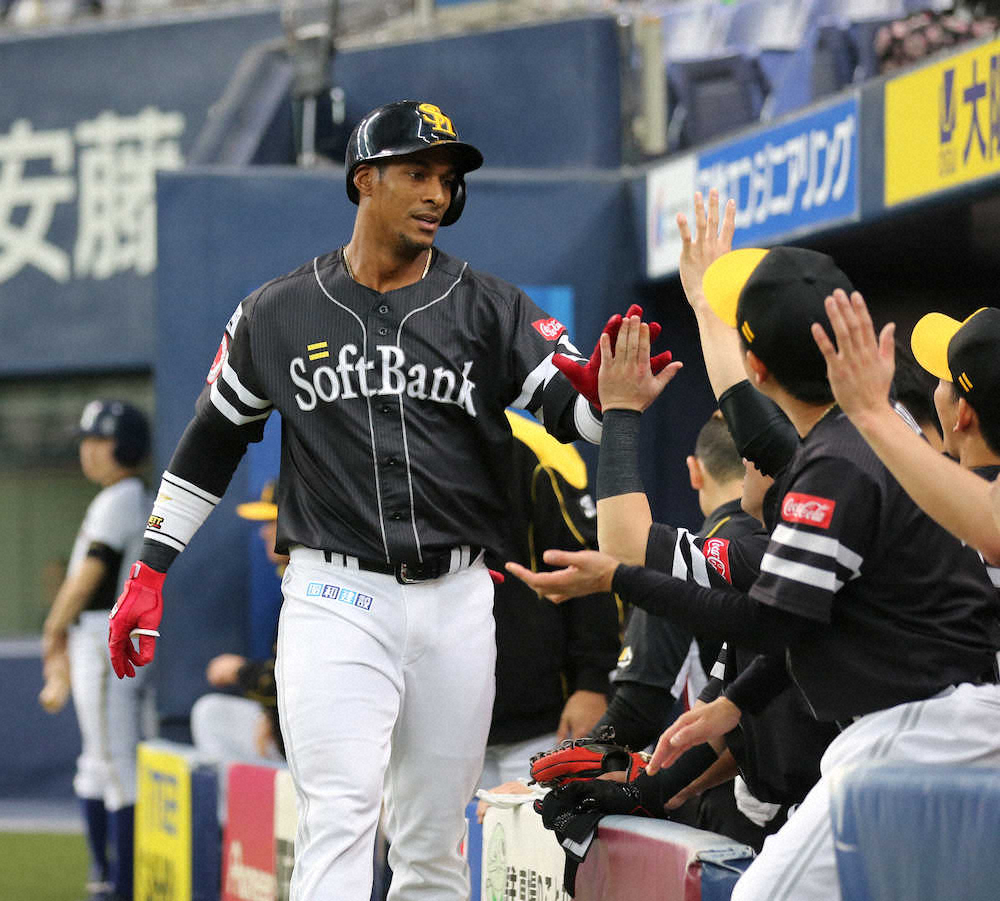 【画像・写真】ソフトバンク・グラシアルが今季1号「よく飛んでくれた」