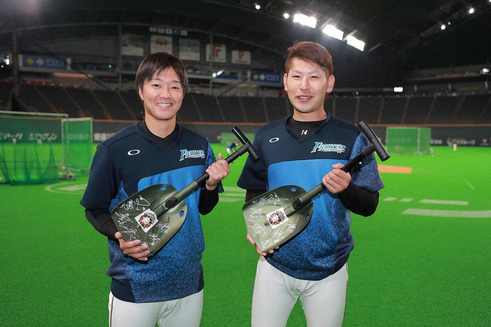 【画像・写真】日本ハム「雪かきボランティア」優秀校に記念品贈呈