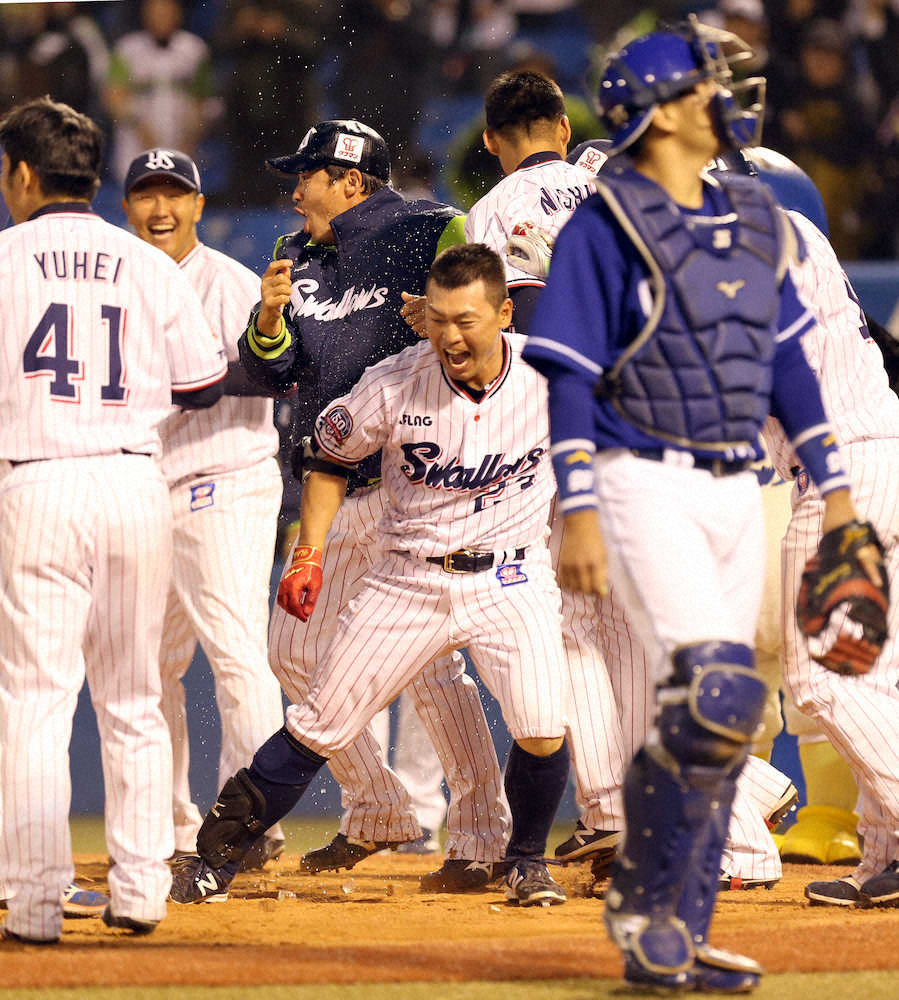 【画像・写真】青木　延長12回2死から劇的代打サヨナラ弾「狙っていました」