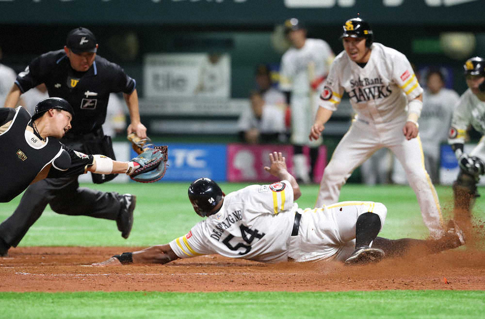 【画像・写真】ソフトB、上林が先制2点タイムリー！デスパイネ激走に球場沸いた