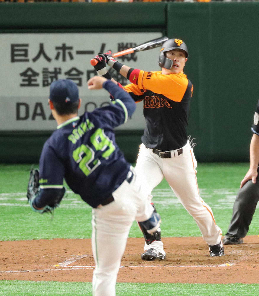 4回無死、小川（左）からソロ本塁打を放つ亀井（撮影・木村　揚輔）