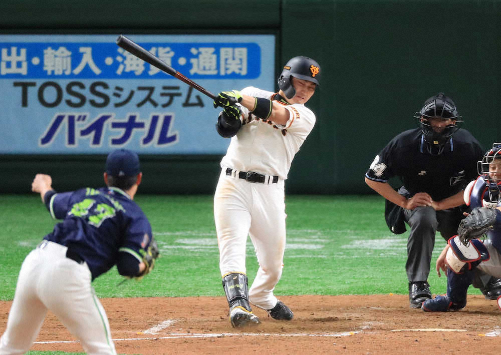 【画像・写真】ヤクルト　今季最多の17安打で巨人に連勝　村上が勝ち越しソロ　首位の座を堅持