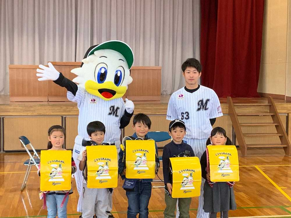 【画像・写真】ロッテ・種市、実は“理系”？　新1年生にランドセルカバー配布