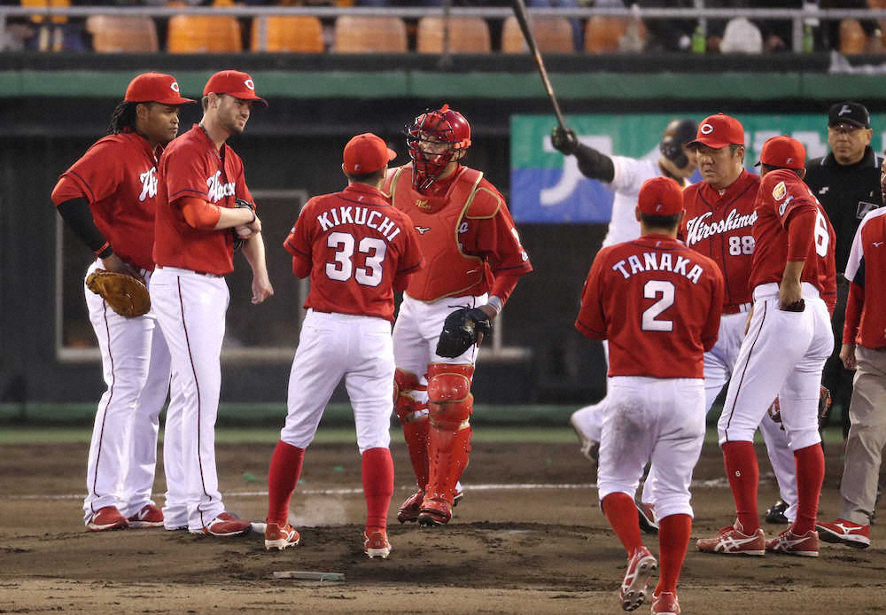 【画像・写真】広島、序盤に4失点　照明が目に？地元凱旋の松山が痛恨の後逸