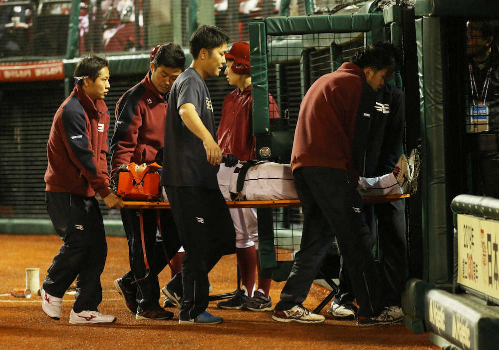 【画像・写真】楽天・島内　顔面付近への死球で負傷退場…平石監督「意識もあって会話もできた」