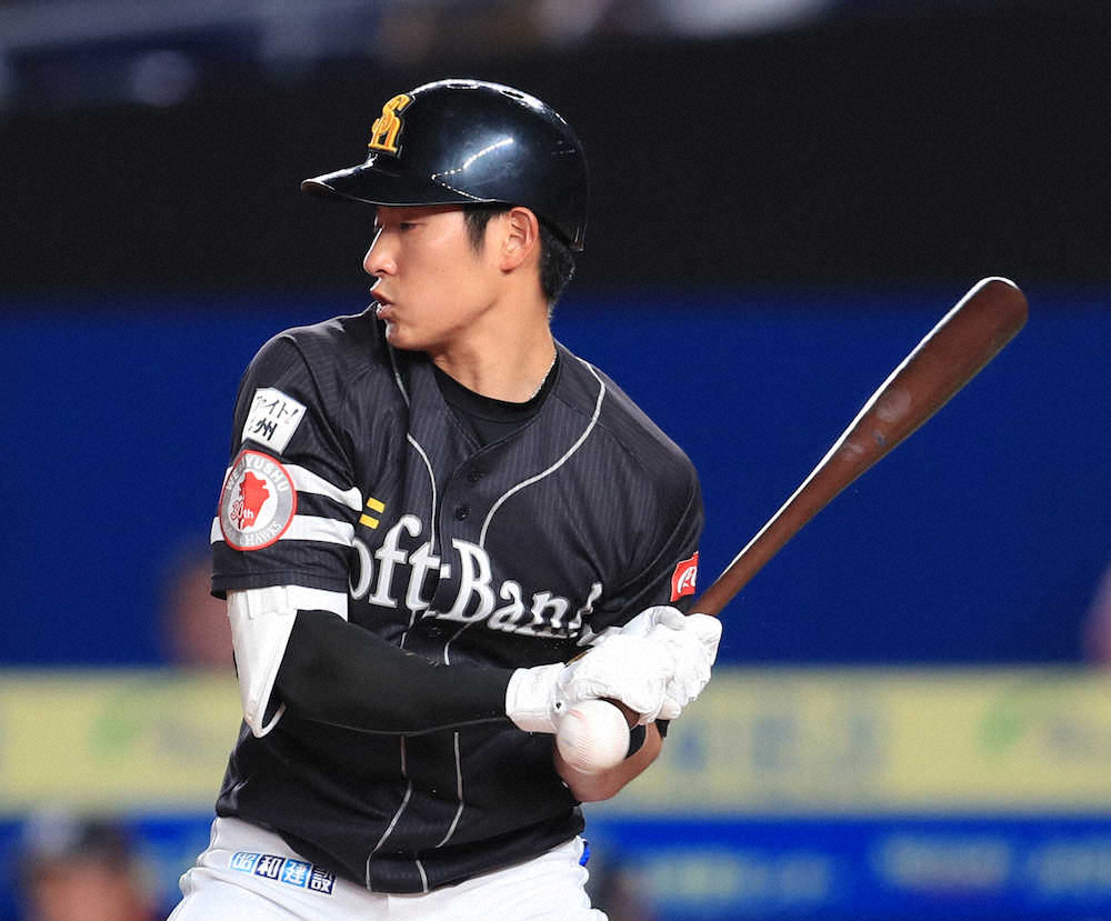 【画像・写真】ソフトB上林、死球受け右手打撲　工藤監督「スイングが厳しいと…」