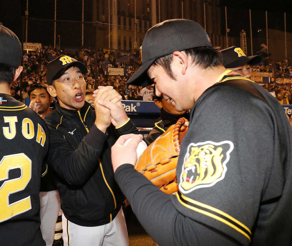 【画像・写真】阪神　35歳岩田が1402日ぶり完投勝利　5アーチの打線に感謝「うわぁ、うわぁって何回言わすねん！」