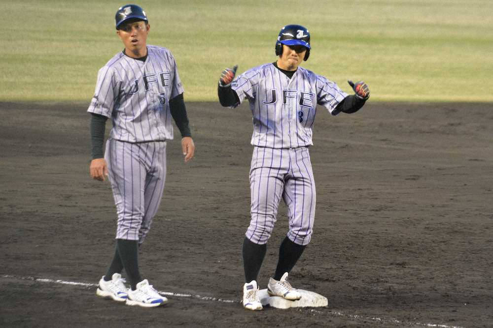 　＜JFE西日本・Honda熊本＞9回、JFE西日本・橋本は同点三塁打を放ち、塁上でベンチに向かってガッツポーズ