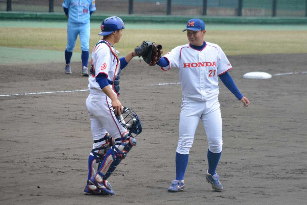 ＜Honda・大阪ガス＞Honda・東野（右）は完封勝利を飾り捕手の辻野とグラブタッチ