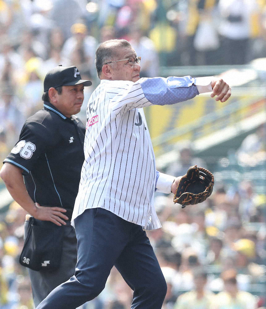 【画像・写真】阪神・掛布SEAが始球式「真ん中を狙ったけど、開きが早かったかな…」