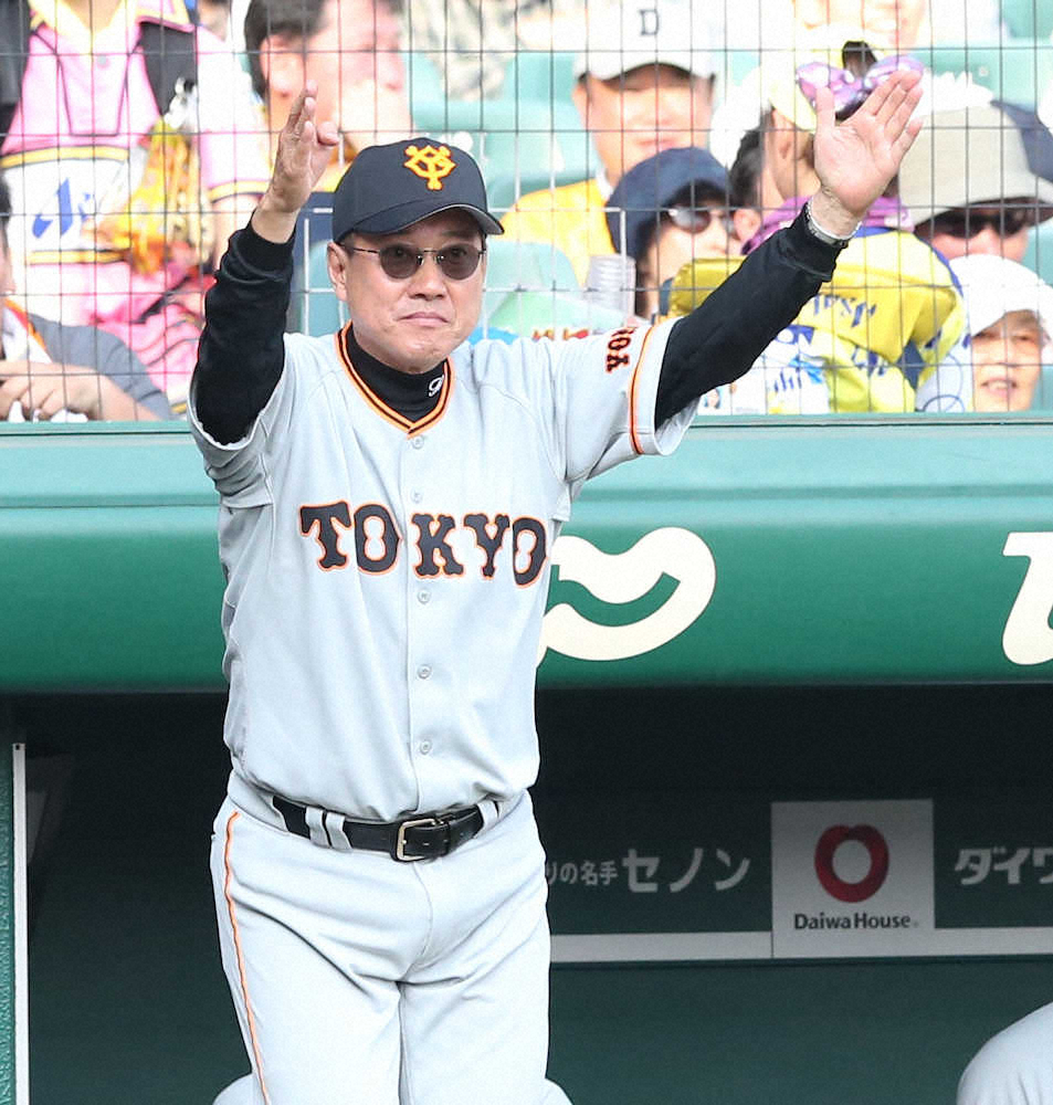 【画像・写真】9回無死、亀井の二ゴロの判定を巡ってリクエストを要求する原監督（撮影・北條　貴史）