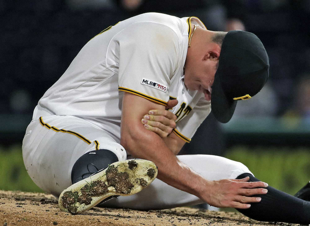 【画像・写真】パイレーツの投手がマウンドで号泣　154キロの速球を投げた後、右腕に激痛