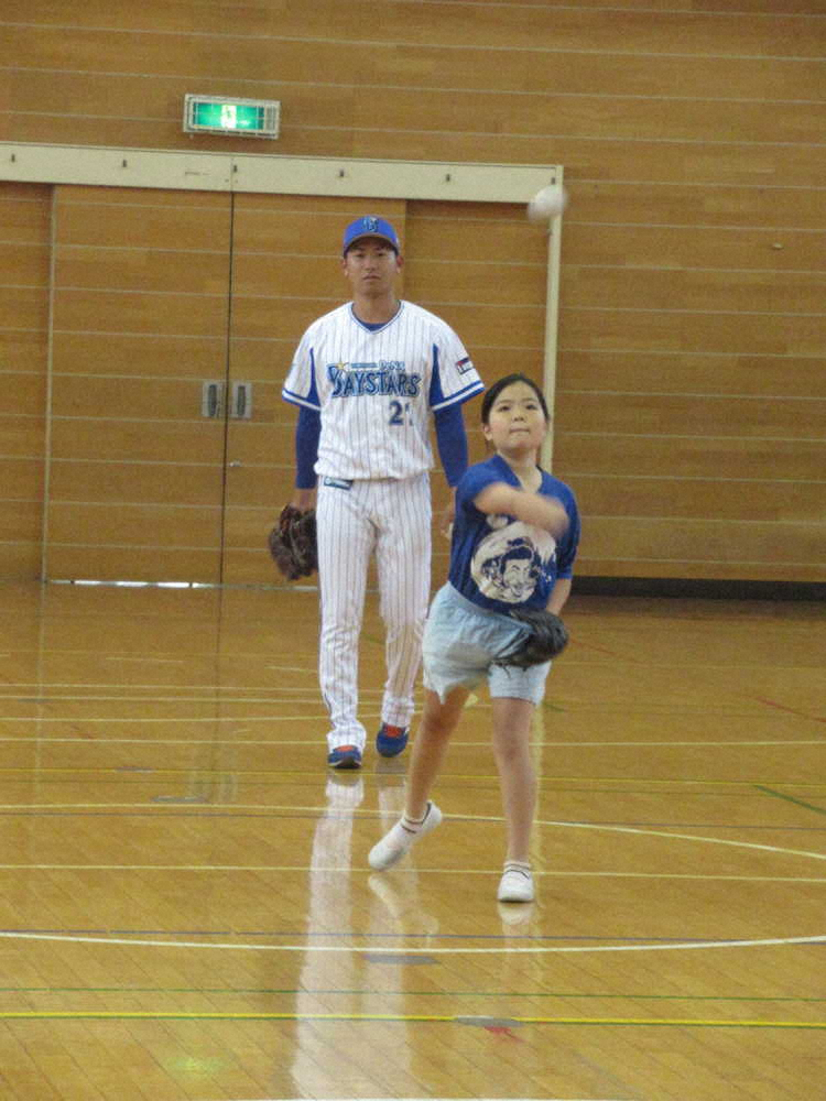 潮田小学校を訪問し、キャッチボールを指導するDeNA・今永