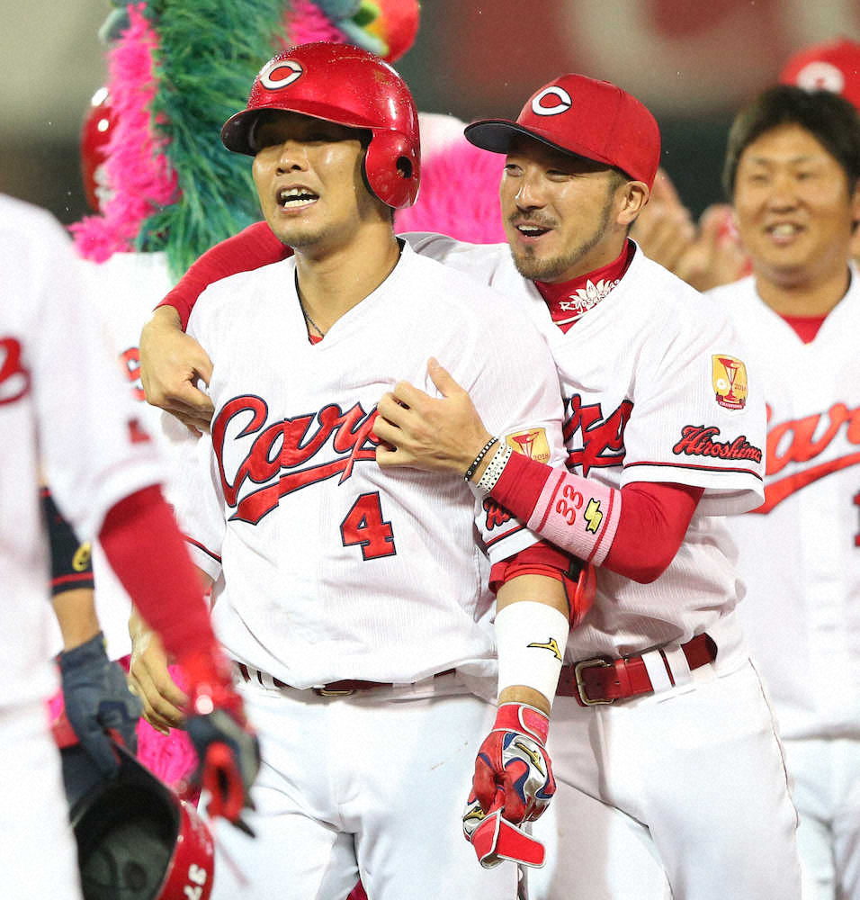 【画像・写真】広島　小窪、しぶとくサヨナラ打「思い切り行った」雨中の応援に感謝