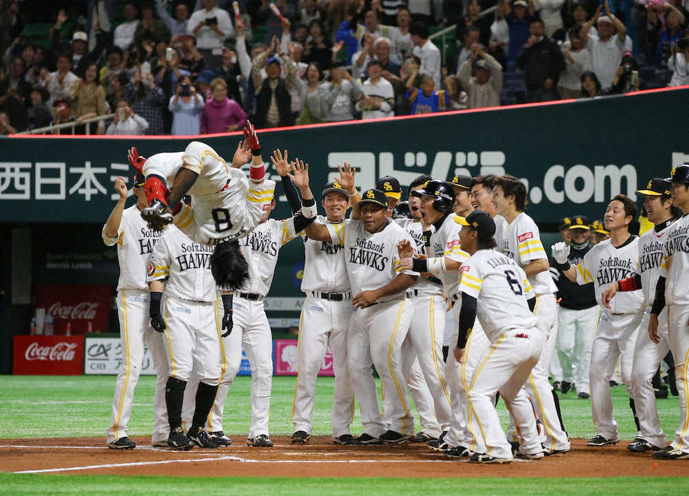【画像・写真】ソフトバンク劇的勝利！明石が延長サヨナラ3ラン、バク宙でホームイン!!