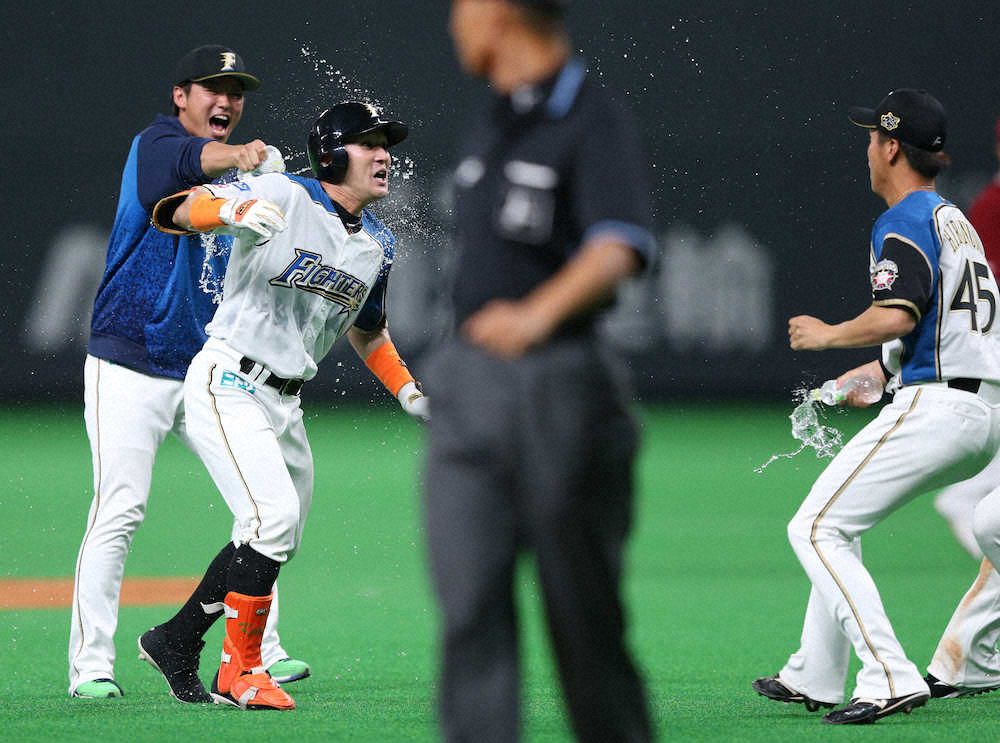 【画像・写真】日本ハム　延長12回サヨナラ勝ち！2者連続申告敬遠から…引き分け目前で杉谷が決めた