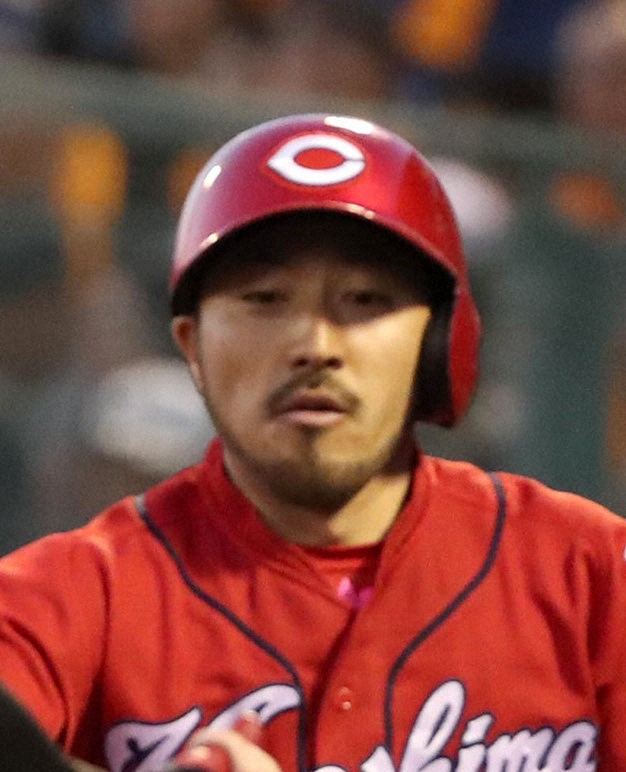 【画像・写真】広島・菊池涼介が通算1000安打達成　相手マスコット「つば九郎」からの花束贈呈に3度おじぎして笑顔