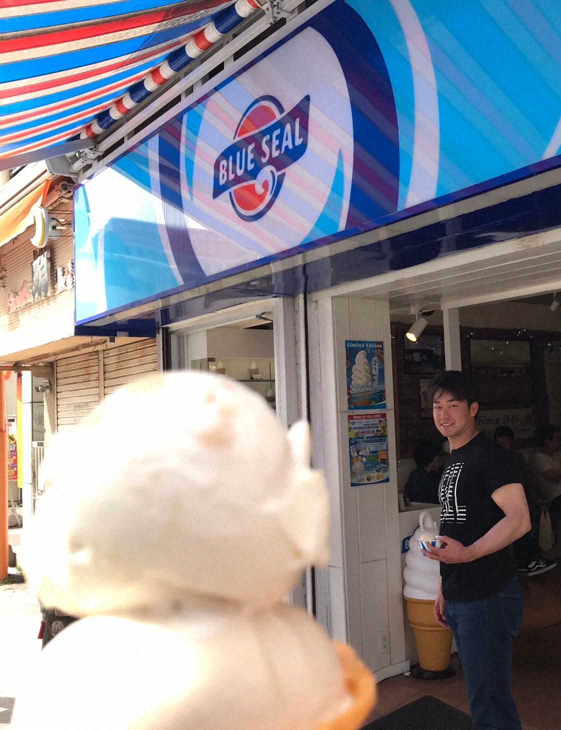 2月の沖縄キャンプ、アイスクリーム越しに店頭に立つ山本