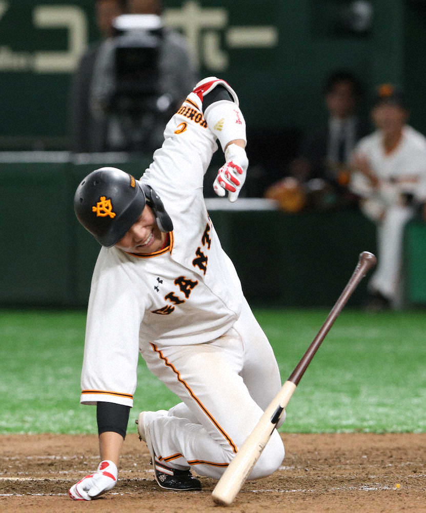 【画像・写真】巨人・坂本、23試合連続出塁　死球交代も「全然大丈夫」