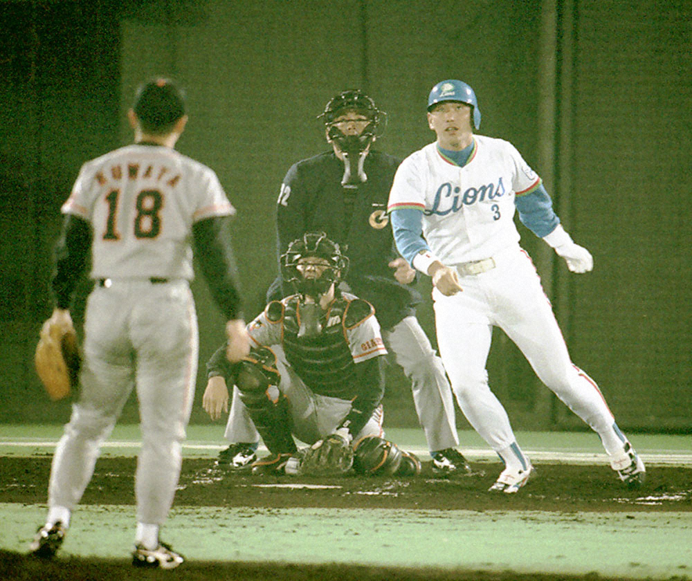 1994年日本シリーズ第5戦。巨人・桑田真澄から本塁打を打つ西武・清原和博