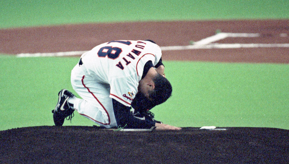 1997年4月6日、桑田真澄が661日ぶりの復活マウンド。痛めた右ヒジをプレート板に置き復活の儀式