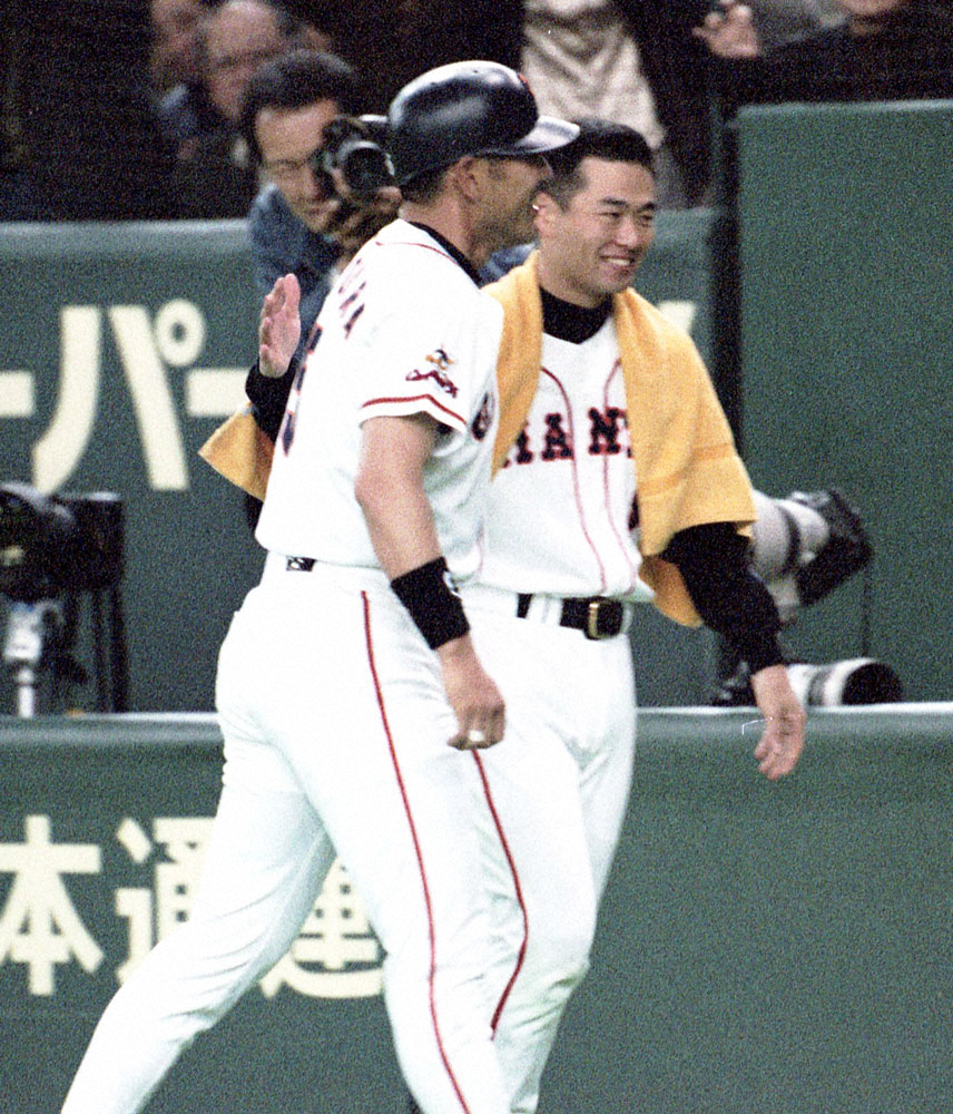 1997年4月6日、桑田復帰戦。巨人移籍後1号を放った清原を迎える桑田