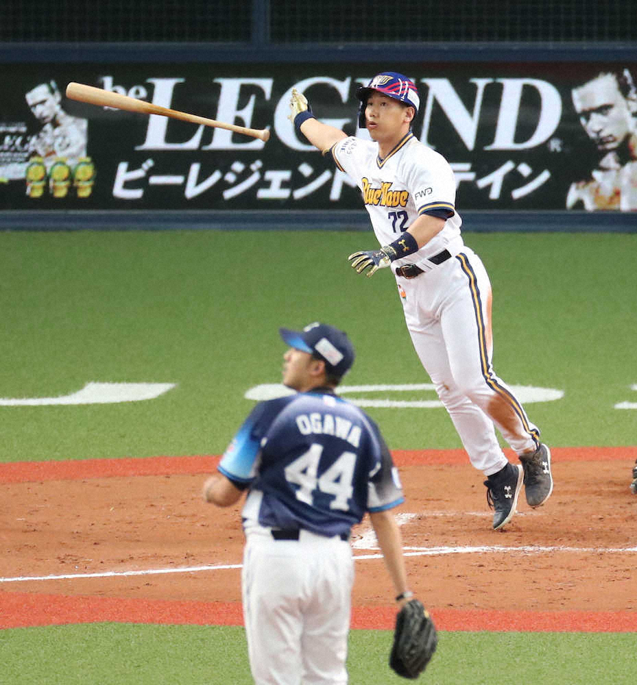 8回2死三塁、吉田正は右中間に勝ち越しの2点本塁打を放つ（投手・小川）　（撮影・奥　調）