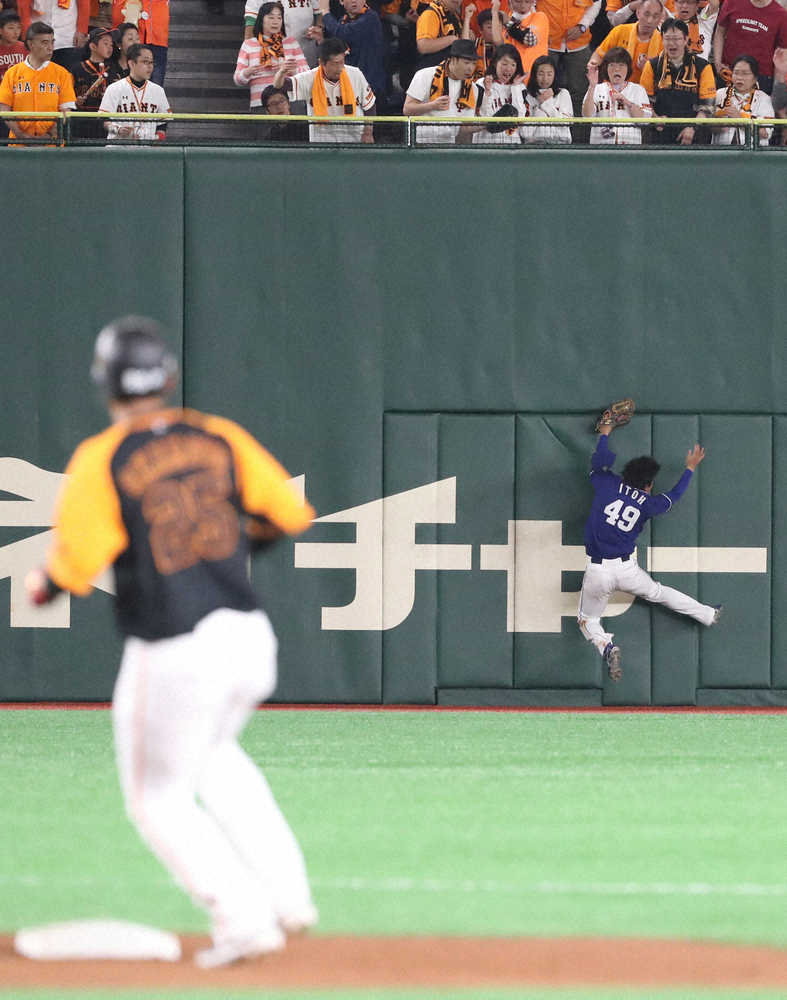 【画像・写真】巨人・石川　フェンス直撃も…レフトゴロ　平成ラストゲームで珍プレー