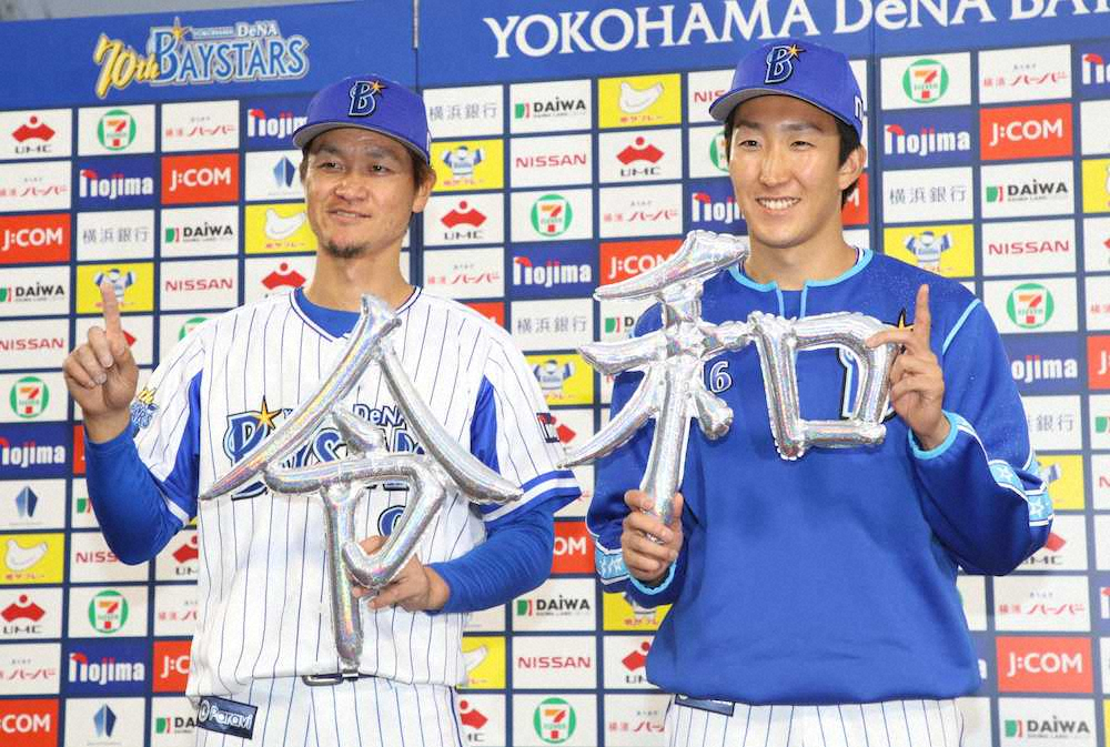 【画像・写真】令和元年、初戦を勝利した大和（左）と大貫は令和の文字を手に笑顔（撮影・村上　大輔）