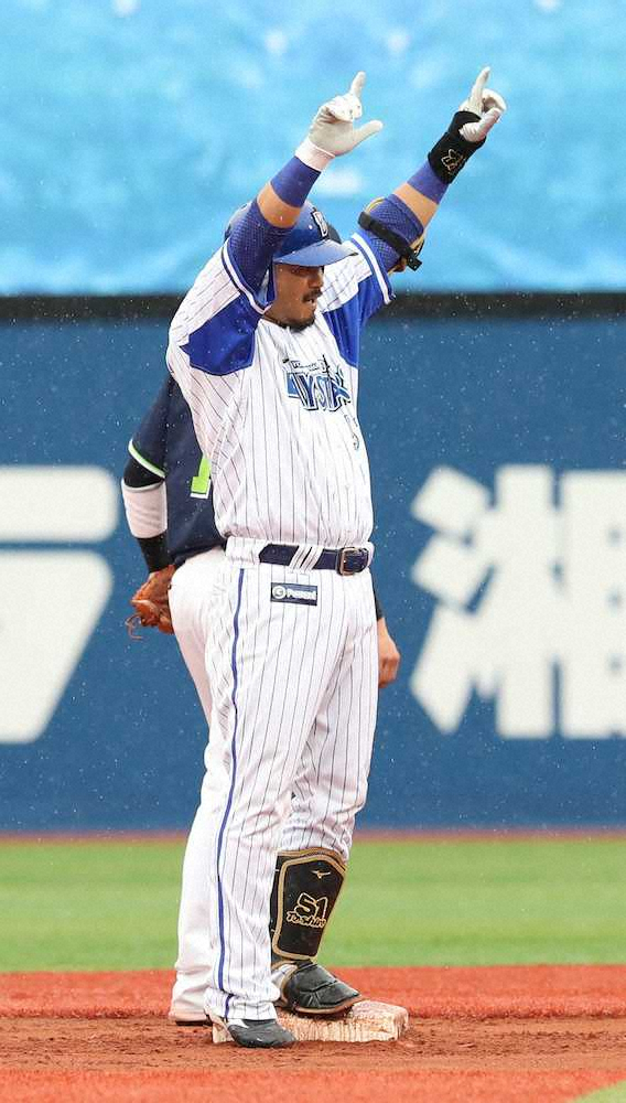 【画像・写真】6回2死一、二塁、宮崎は左適時二塁打を放ちガッツポーズ（撮影・村上　大輔）