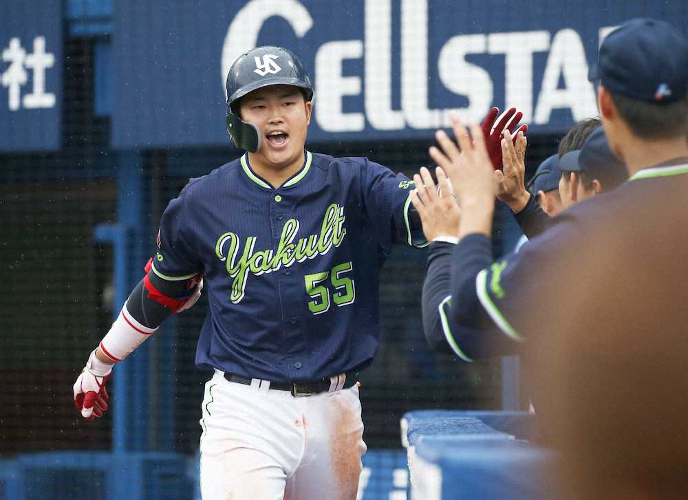 【画像・写真】7回、村上が右越えソロを放ちナインに迎えられる（撮影・村上　大輔）