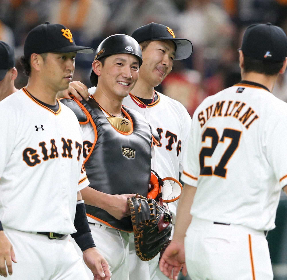 【画像・写真】令和初勝利に笑顔の小林（左から2人目）と菅野（撮影・西尾　大助）