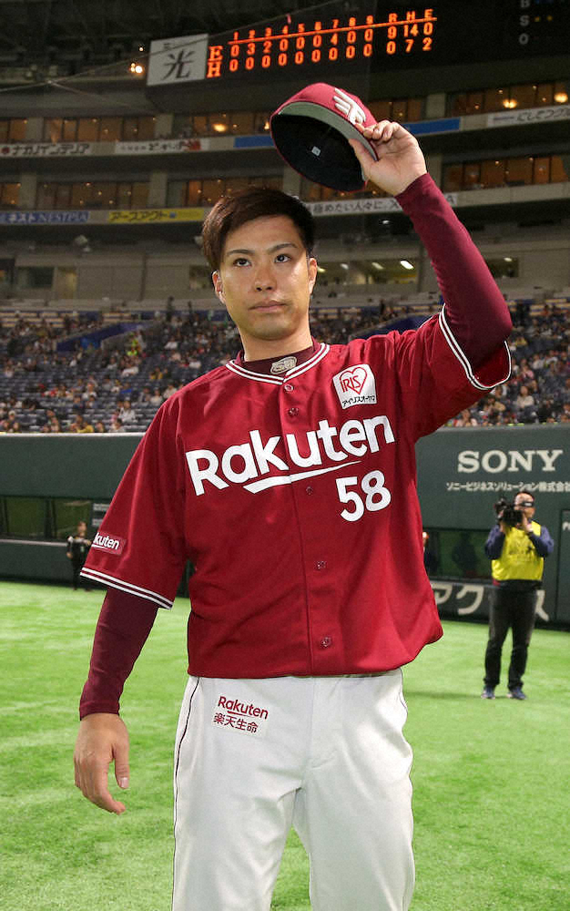 【画像・写真】ファンの声援に応える辛島（撮影・中村　達也）