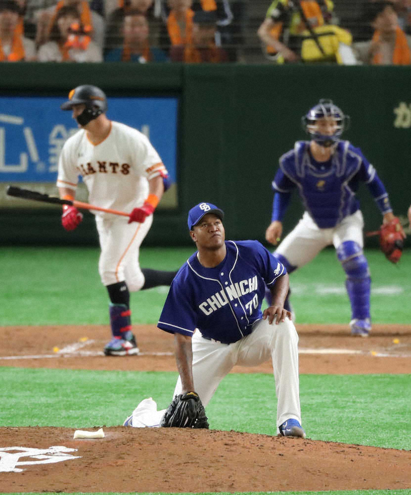 【画像・写真】中日・ロメロ　怒りのグラブ投げ！5回天井打にぼう然、勝ち越し弾被弾でキレた