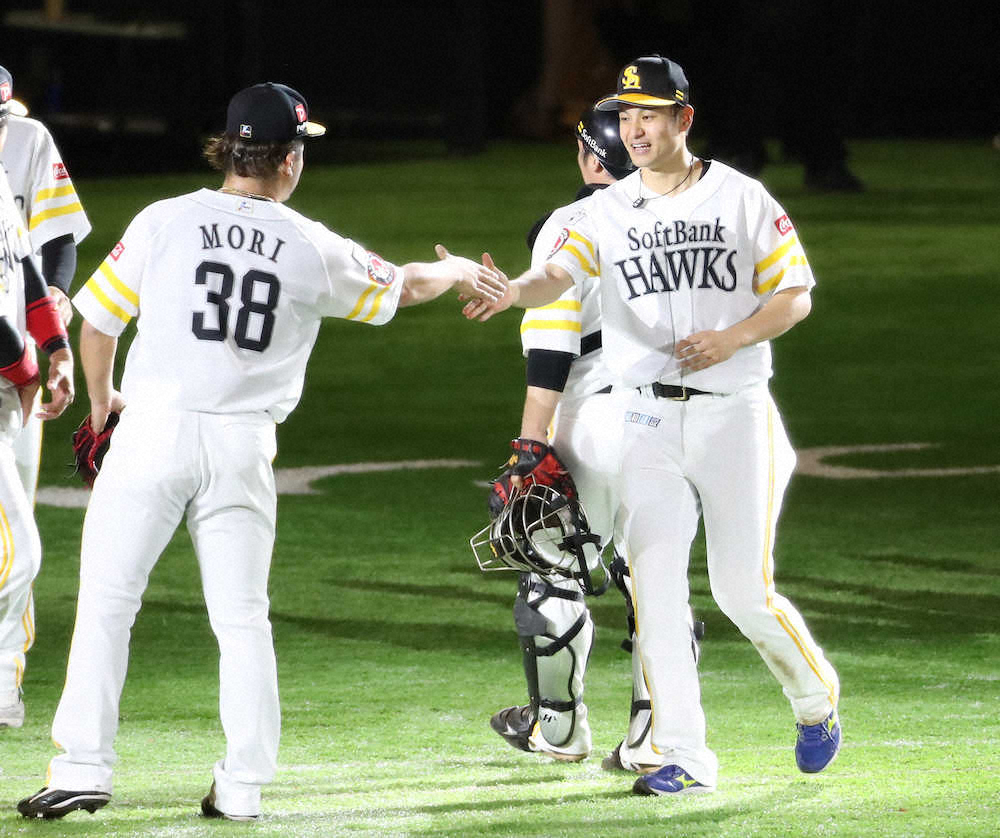 【画像・写真】ソフトB・大竹　ようやく今季初勝利　お立ち台で男泣き「今年は違うぞというところを見せたかった」