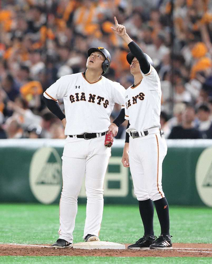 【画像・写真】5回2死一、二塁、岡本が天井直撃の2点適時安打を放ち、鈴木コーチ（右）と天井を見上げる（撮影・大塚　徹）　　　　　　　　　　　　　　　　　　　　　　　　　　　　　　　　　　　　　　　　　　　　　　　　　　　　　　　　　　　　　　　　　　　　　　　　　　　　　　　　　　　　　　　　　　　　　　　　　　　　　　　　　　　　　　　　　　　　　　　　　　　　　　　　　　　　　　　　　　　　　　　　　　　