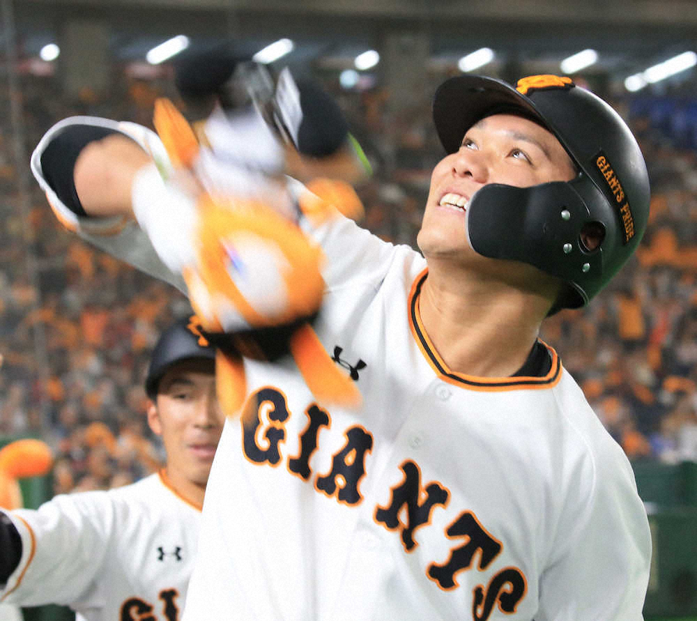 【画像・写真】8回1死三塁、坂本勇は2ランを放ちジャビット人形をに投げ入れる（撮影・森沢裕）