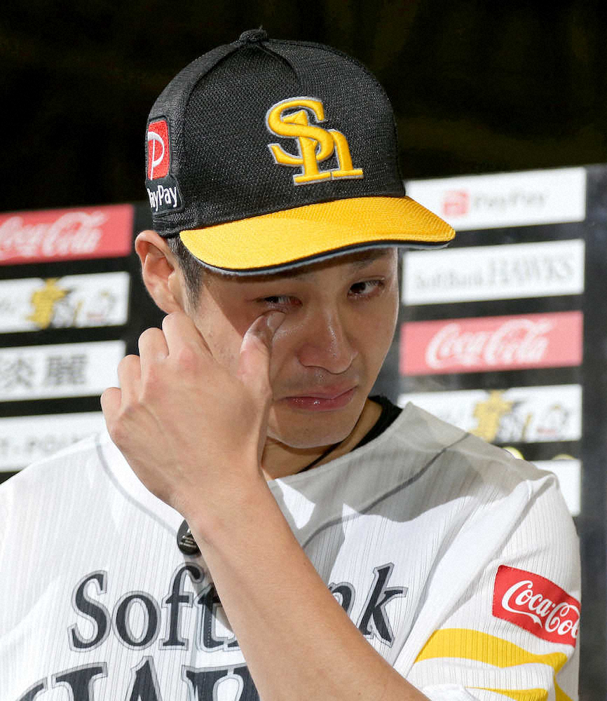 【画像・写真】やっと勝てた…お立ち台で涙をぬぐう大竹（撮影・中村　達也）