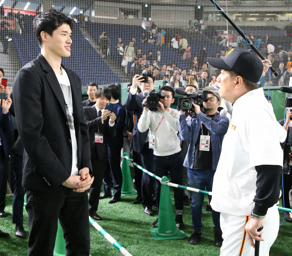 【画像・写真】始球式を務める渡邊雄太（左）と談笑する原監督（撮影・森沢裕）