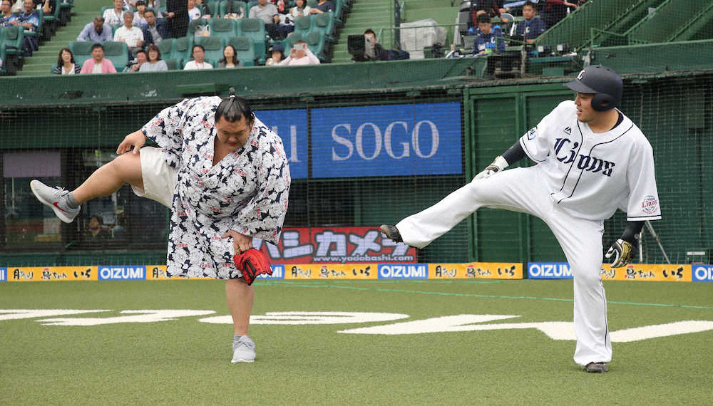 【画像・写真】西武・山川、北勝富士とどすこい“競演”「こういう日に打てて良かった」