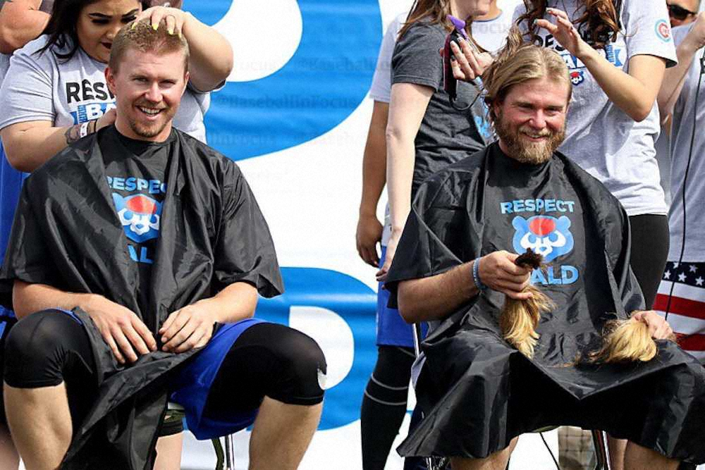 小児がんのチャリティーイベントで自慢の長髪を刈ったジョンソン（左）と親友のテイラー・デービス（本人提供）