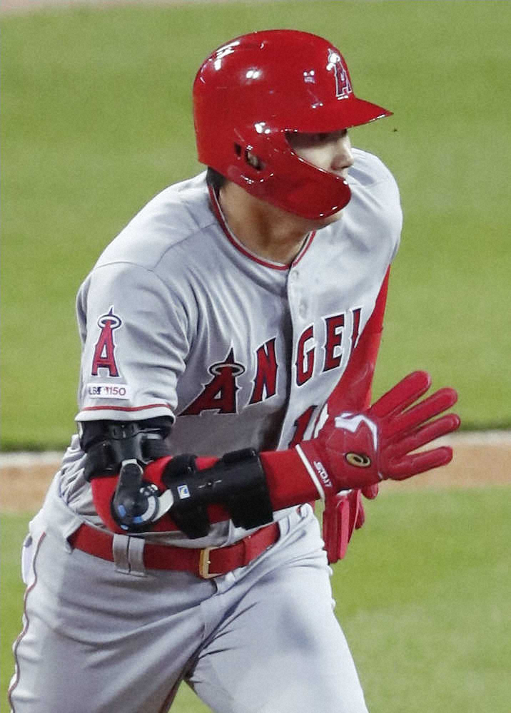 【画像・写真】大谷、ヘルメット飛ばすフルスイング「サイズが合っていないんですかね」