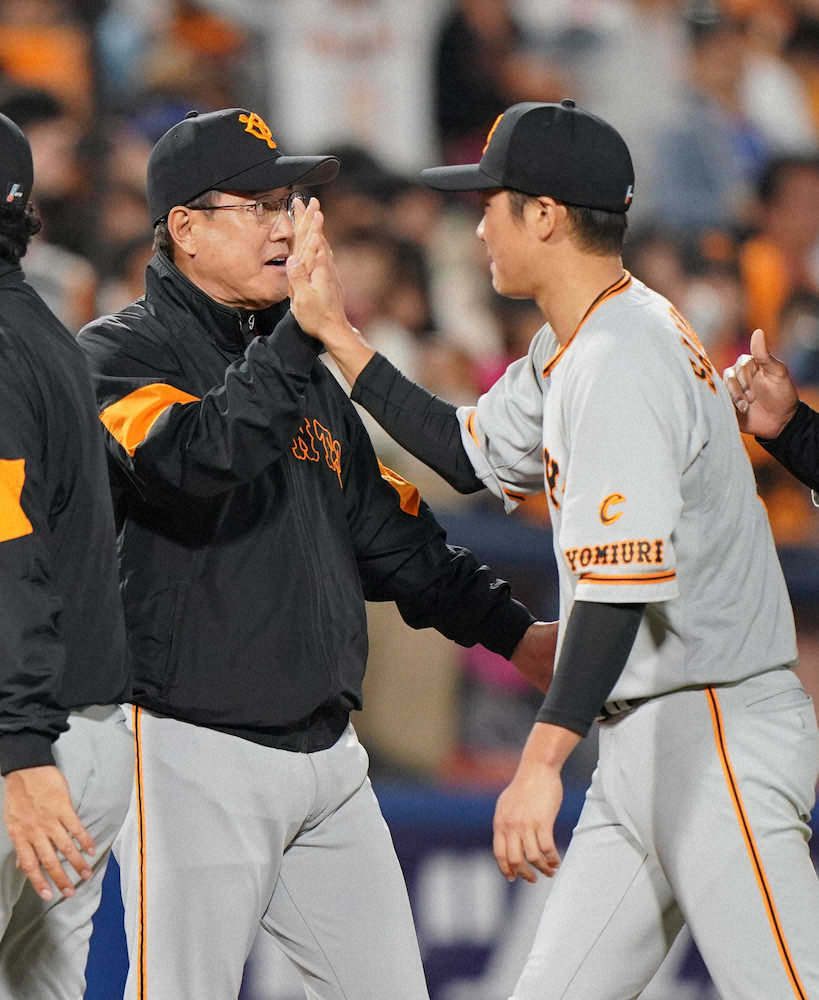 【画像・写真】坂本勇（右）とハイタッチする原監督（撮影・島崎忠彦）