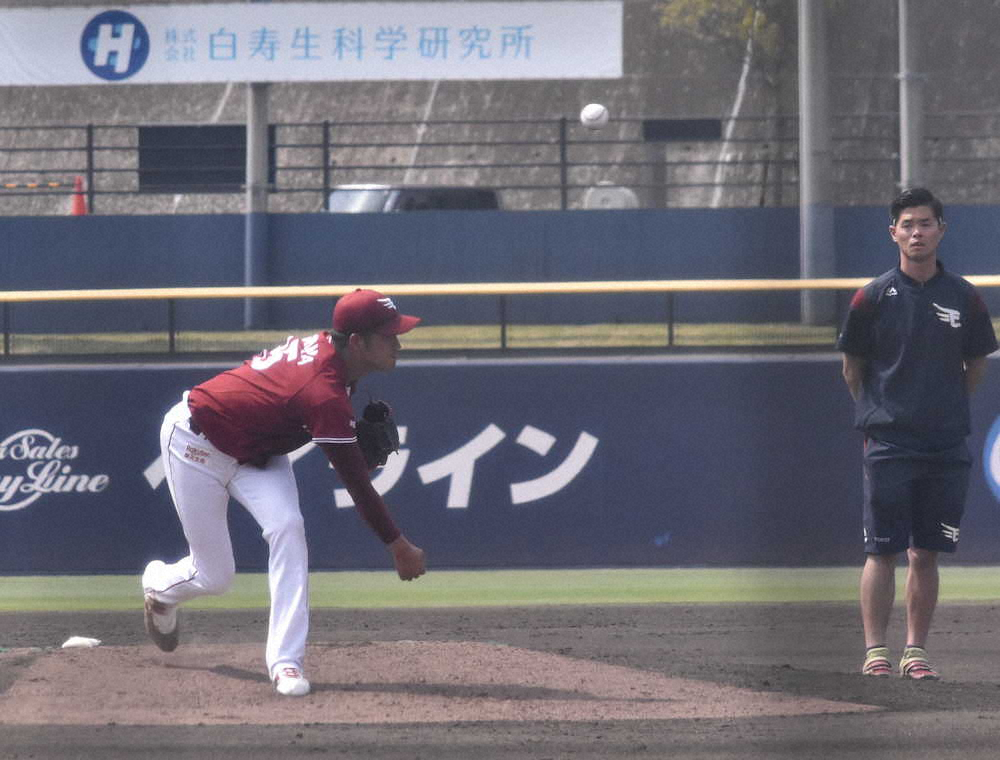 【画像・写真】楽天・菅原がアクシデントで緊急降板…打球が右手に当たり、力入らず