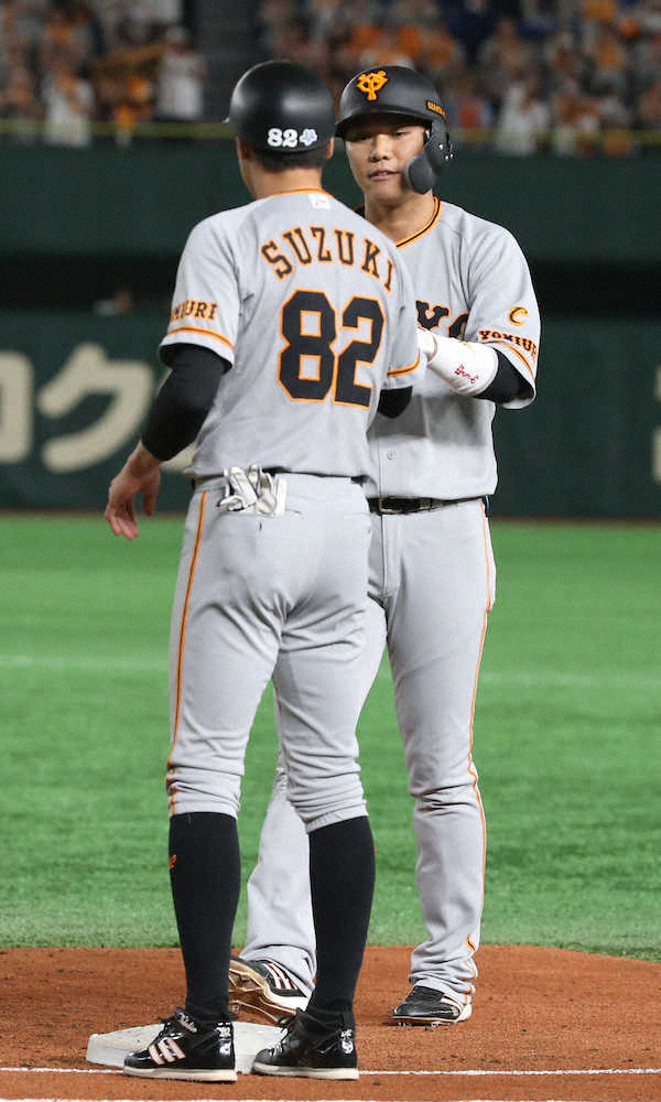 初回1死、坂本勇は中前打を放ち球団新記録の34試合連続出塁を決める（撮影・森沢裕）